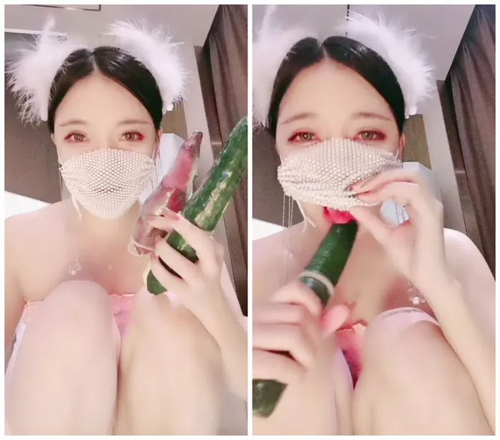 透明なマスクと可愛らしい美女が鏡での自慰に熱中！リアルタイム配信で披露する黄瓜へのこだわり