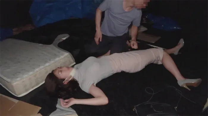 ???(品がいい)美女OLの緊張する夜：ショッピングモールで下された薬と追跡