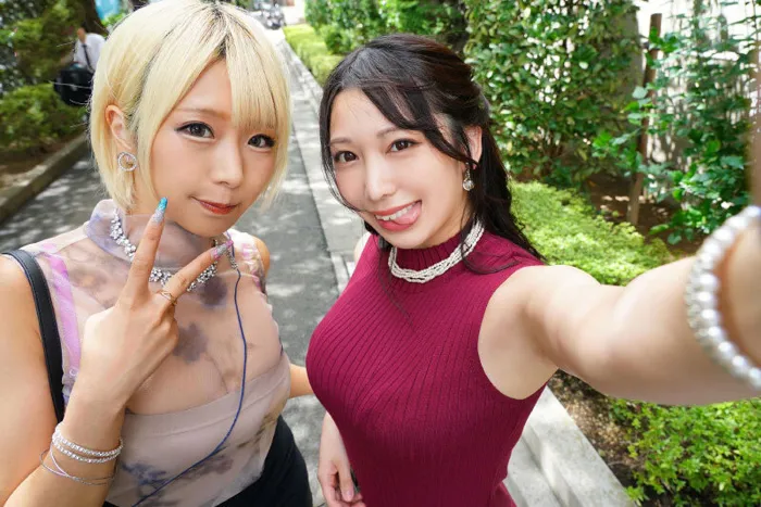 二人の美しい小さな美女たちによる魅惑的なライブ配信ショー