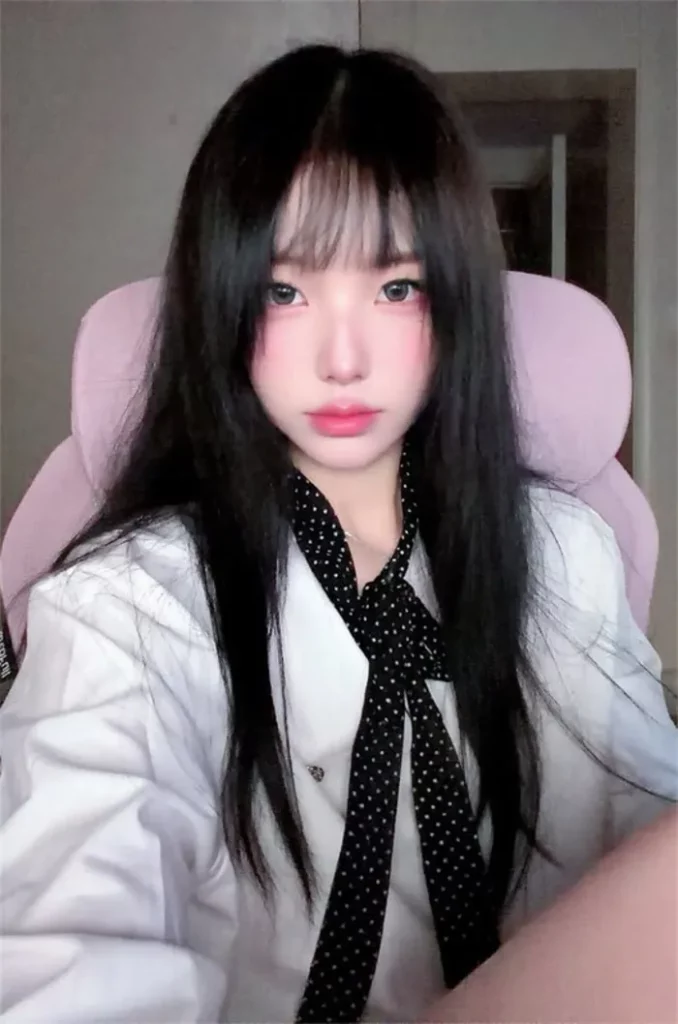 白月光の女神「小瓜陆」、最新の自慰シーンを独占ライブ配信！ ボクサークロス三点式も必見。