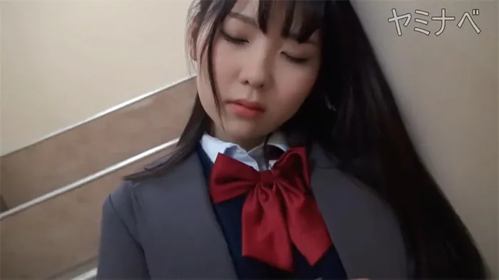 純真で可愛い学生妹が、白色の下着を街で見せる？ 鮎よそ行きの青春の息遣い、かわいくてたまらない！
