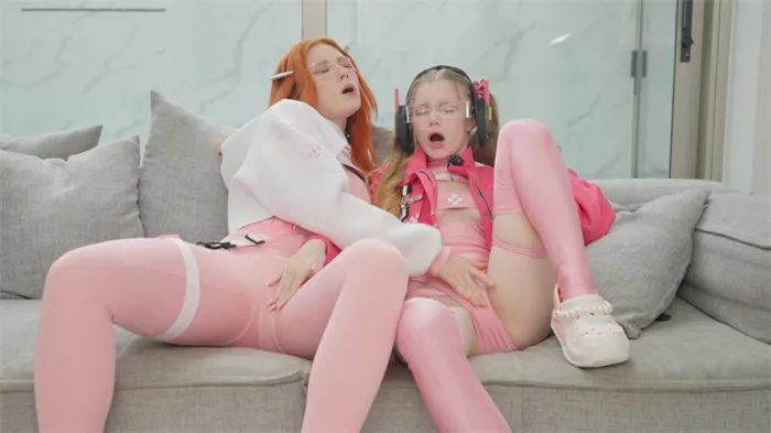 The top cosplayer in Russia, "シュweeti フォックス," makes her appearance! In a sexy game inspired by Black Mirror, two ideal younger sisters enjoy intense and enthusiastic gameplay while exchanging bodies in Future Atlas~